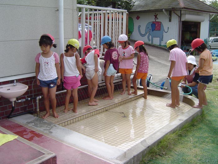 保育園,足洗い場,使用例,カンファスイ,カンファ水,幼児,乳児,安全